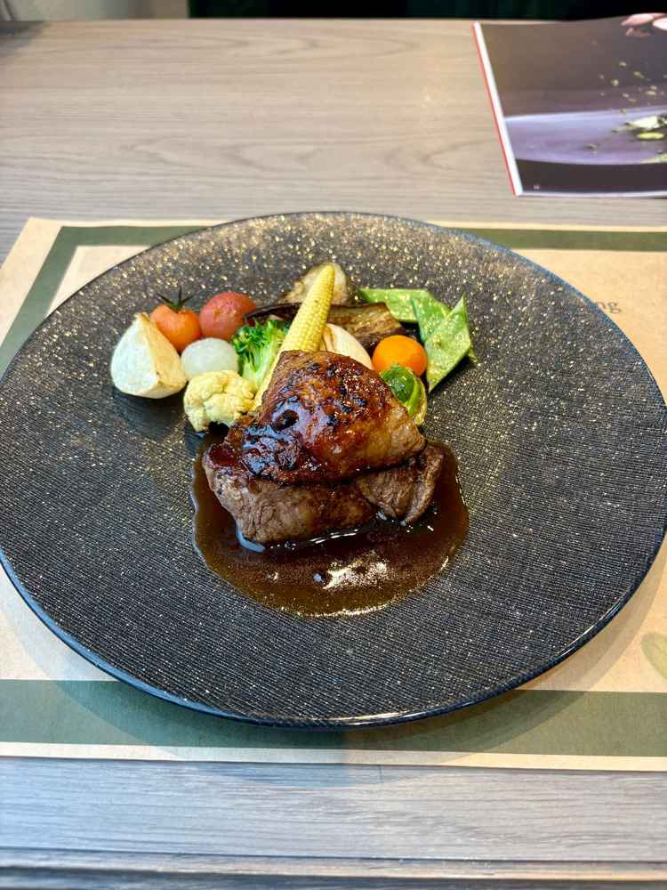 試食の牛フィレ肉、フォアグラ、季節野菜のグリル。お肉が柔らかくて美味しかったです。