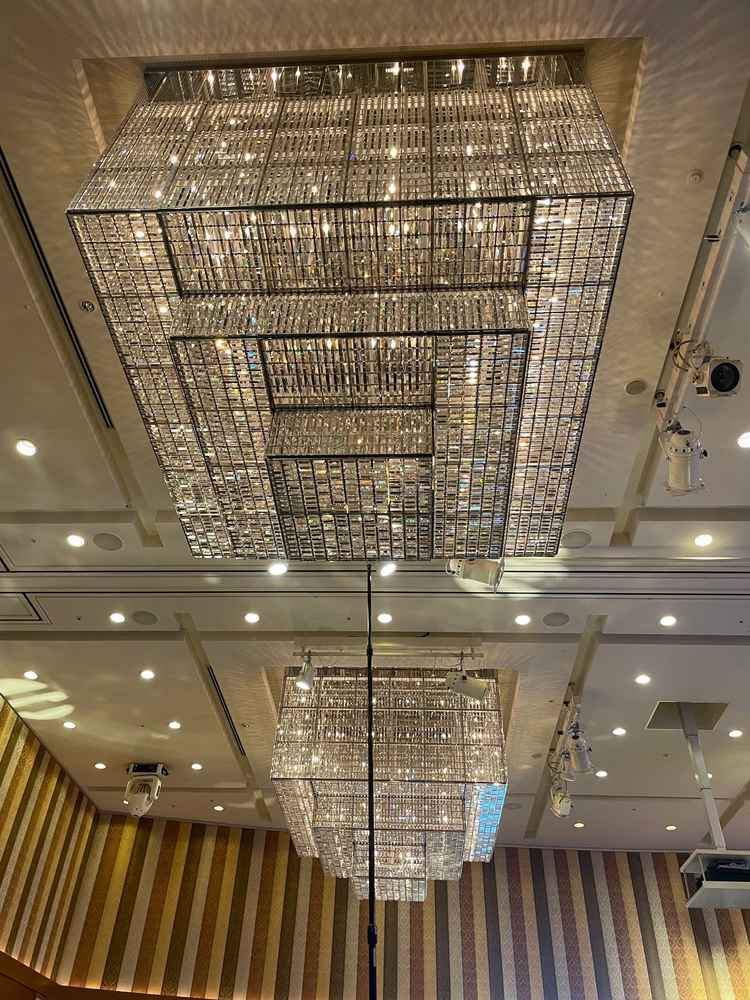 天井には重厚感のある豪華なシャンデリアが目立ちました。