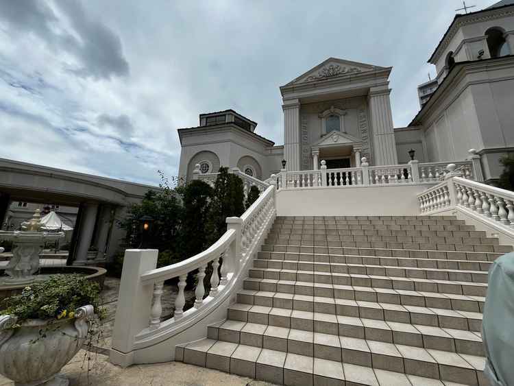 大階段が圧倒的に素敵で、女性は憧れるシチュエーションになりそうだと思った。