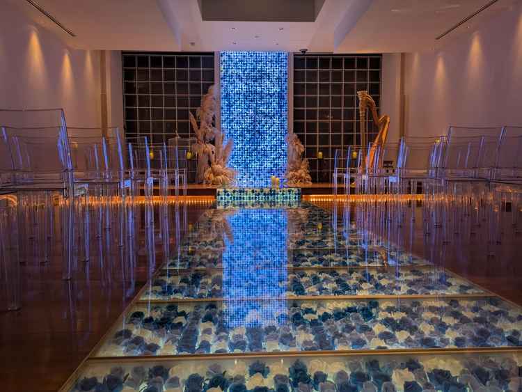 チャペルが青の薔薇で埋め尽くされてる