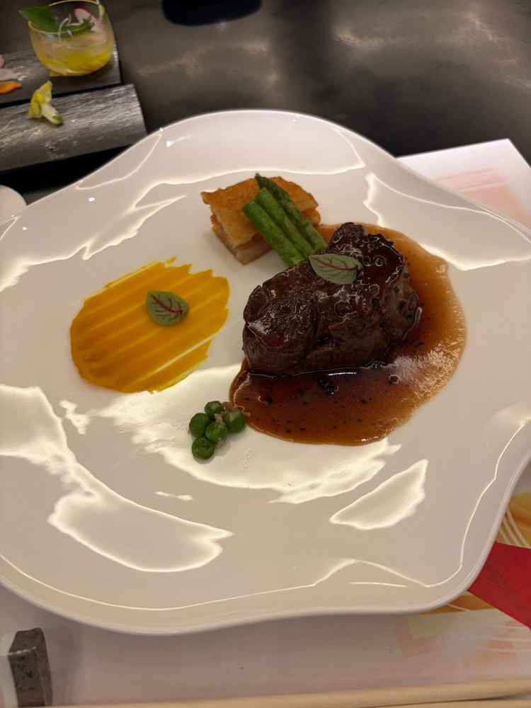 メイン料理のお肉は柔らかく、彩り豊かな盛り付けと上品な味わいが印象的でした。