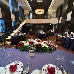 小さい方の披露宴会場のレストランVITRA。一番奥の席でも表情が見えるくらいの距離でよかった。