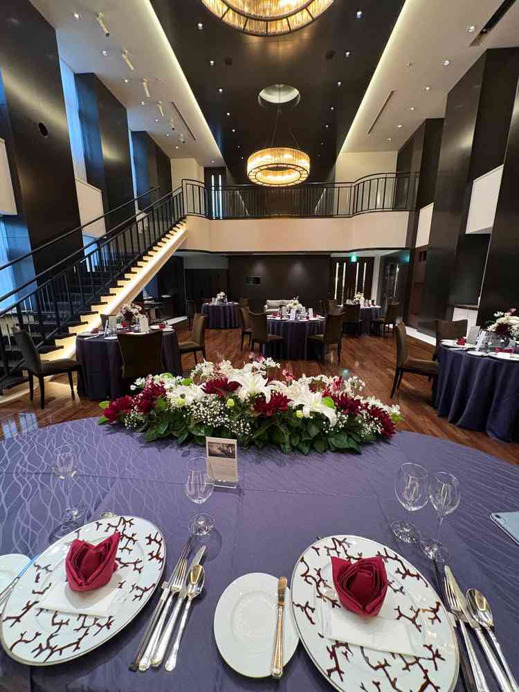 小さい方の披露宴会場のレストランVITRA。一番奥の席でも表情が見えるくらいの距離でよかった。