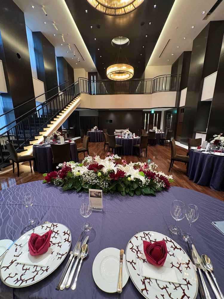 小さい方の披露宴会場のレストランVITRA。一番奥の席でも表情が見えるくらいの距離でよかった。