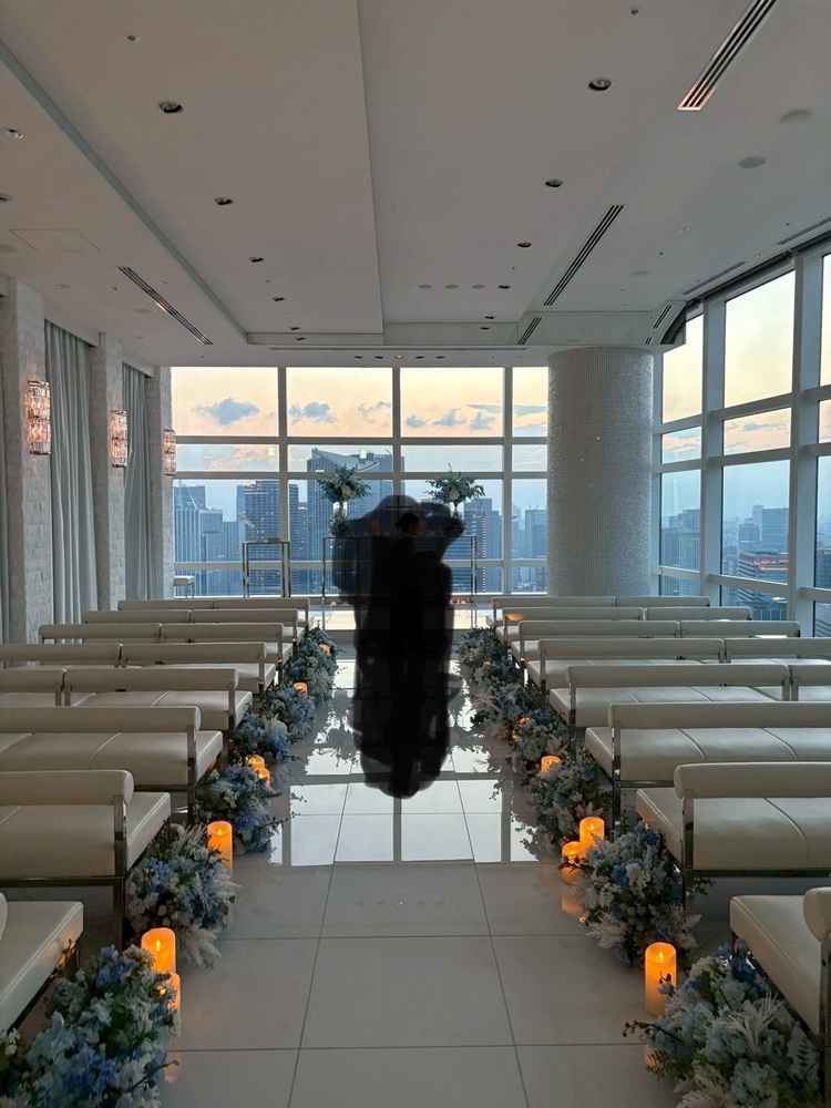 挙式会場です。大きな窓からの景色が綺麗です。