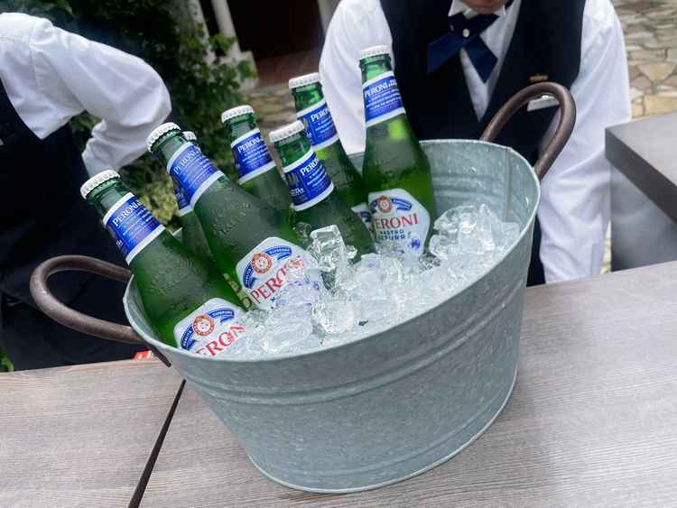 披露宴前のウェルカムパーティーがほんと楽しそう！生ハムとビールをいただきました！