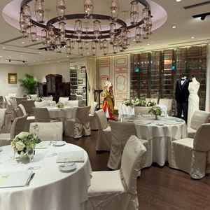 披露宴会場。窓がないからこそ逆光の心配とかはなし。