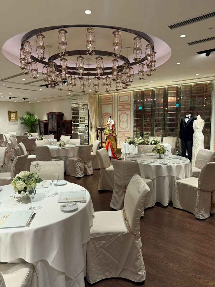 披露宴会場。窓がないからこそ逆光の心配とかはなし。