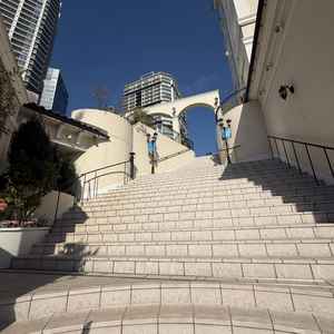 チャペルを出た先の階段。ここでフラワーシャワーができる。