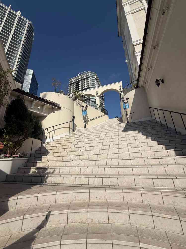 チャペルを出た先の階段。ここでフラワーシャワーができる。