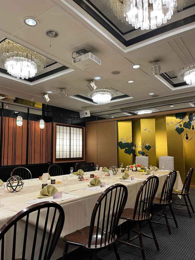 【披露宴会場②瓢】和の空間。お酒好きエピソードを持つ乃木希典大将のひょうたんが壁に描かれている。