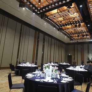 披露宴会場です、天井が高く、ライトにより豪華な雰囲気を作り出します。