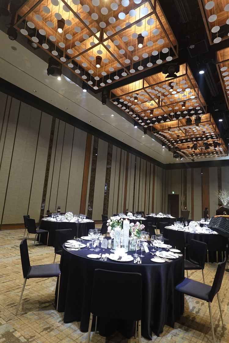 披露宴会場です、天井が高く、ライトにより豪華な雰囲気を作り出します。