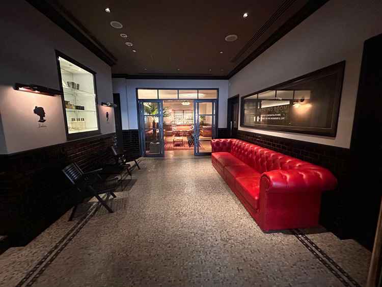 ゲストルームの一部で、トイレと喫煙所のある空間です。