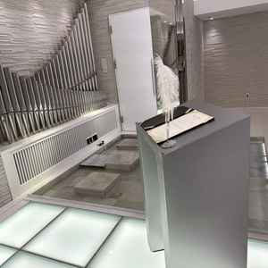 チャペルの横には水が流れていて、神聖な雰囲気を醸し出しつつもあたたかみを感じることができます。