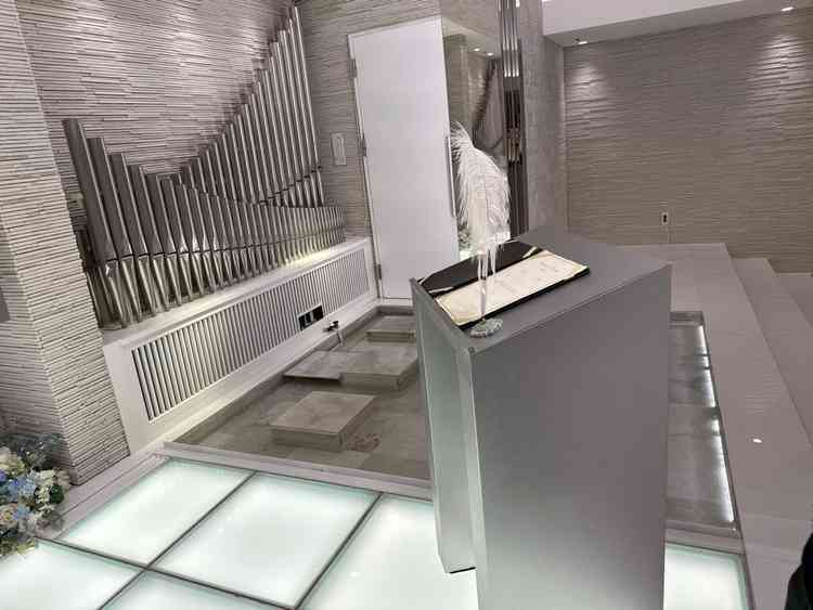 チャペルの横には水が流れていて、神聖な雰囲気を醸し出しつつもあたたかみを感じることができます。