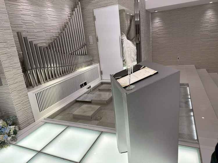 チャペルの横には水が流れていて、神聖な雰囲気を醸し出しつつもあたたかみを感じることができます。