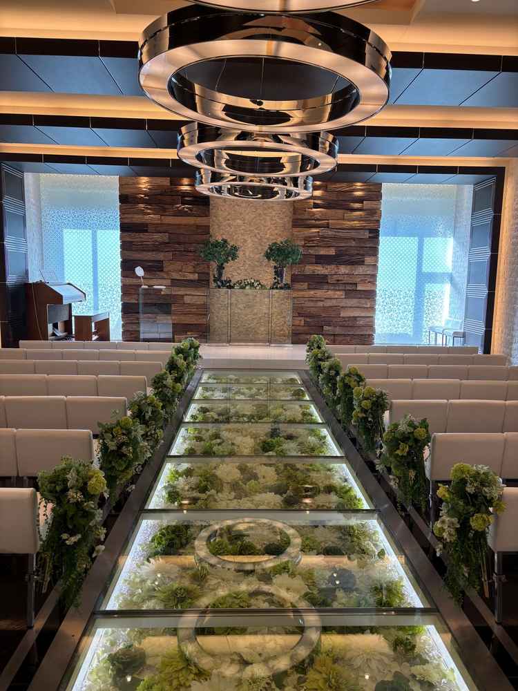 緑のお花のバージンロードがあるチャペル。赤のバージンロードを敷くことも可能！椅子も動かせます。