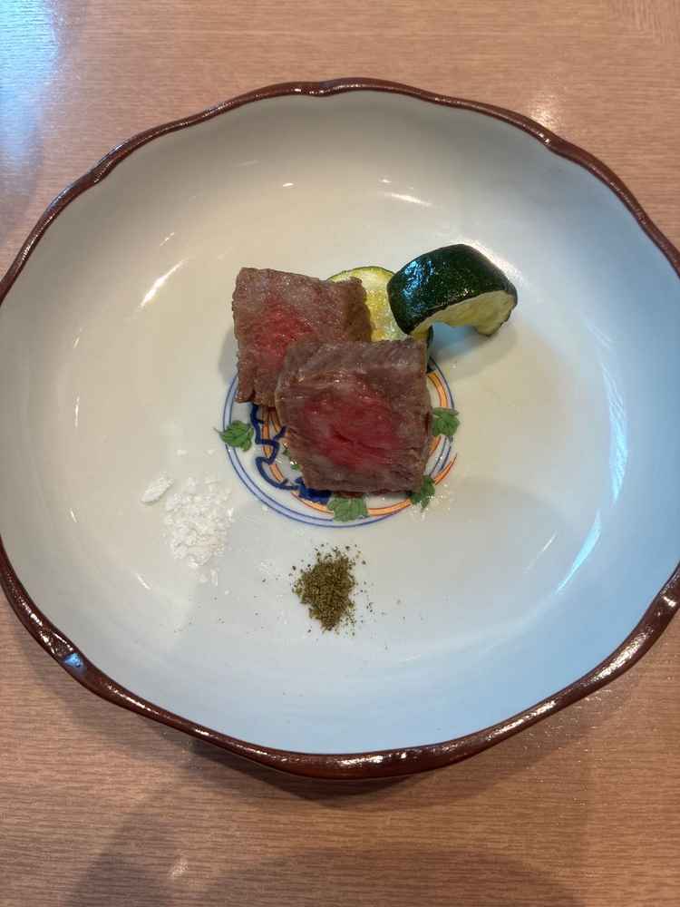 低温調理がされているお肉も食べさせてもらえた。塩だけじゃなくて山椒もつけることができて美味しかった。