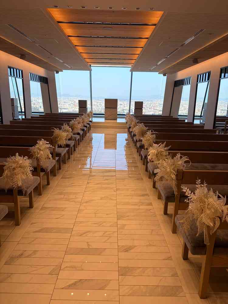 チャペルは、40階ということもあり、空を背景として挙式を行えます。