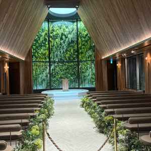 グリーンが印象的なオシャレなチャペル