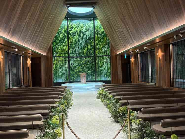 グリーンが印象的なオシャレなチャペル