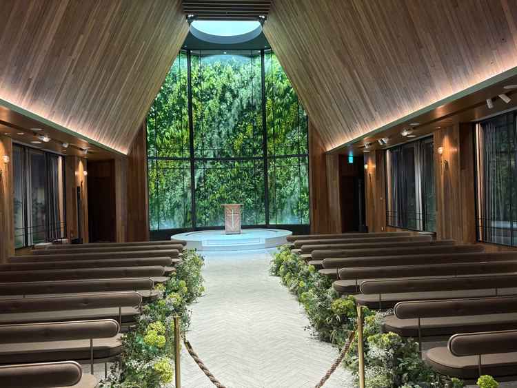 グリーンが印象的なオシャレなチャペル