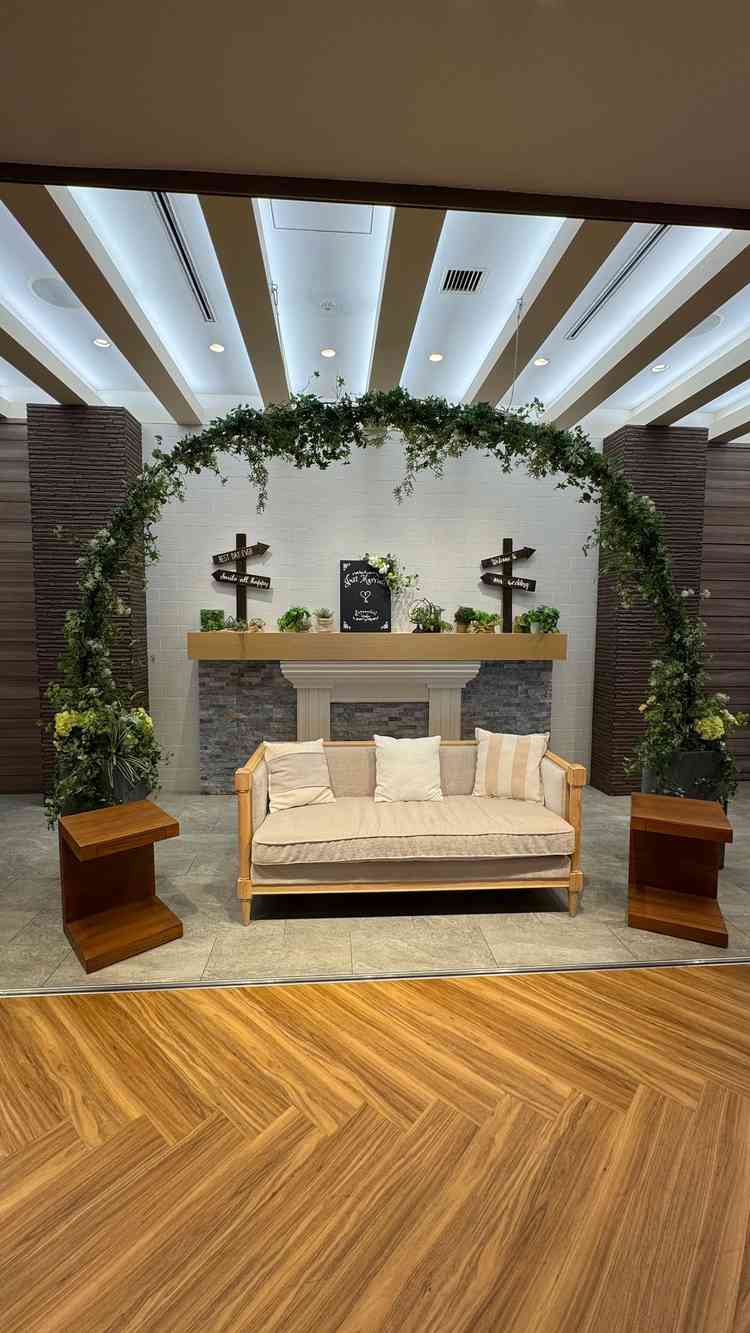 披露宴会場の画像です。ソファ席でお客様と一緒に写真を取ることができます。