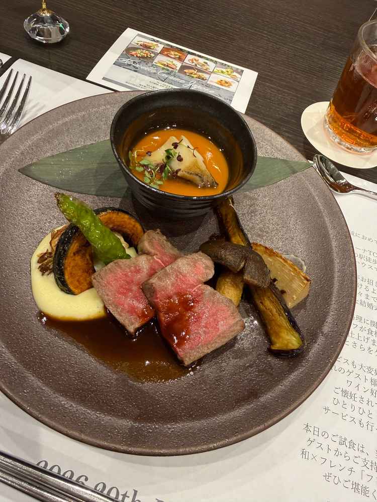 お肉は柔らかく、ソースとの相性も良かったです。盛り付けも美しく、ゲストへのおもてなしとして満足度が高