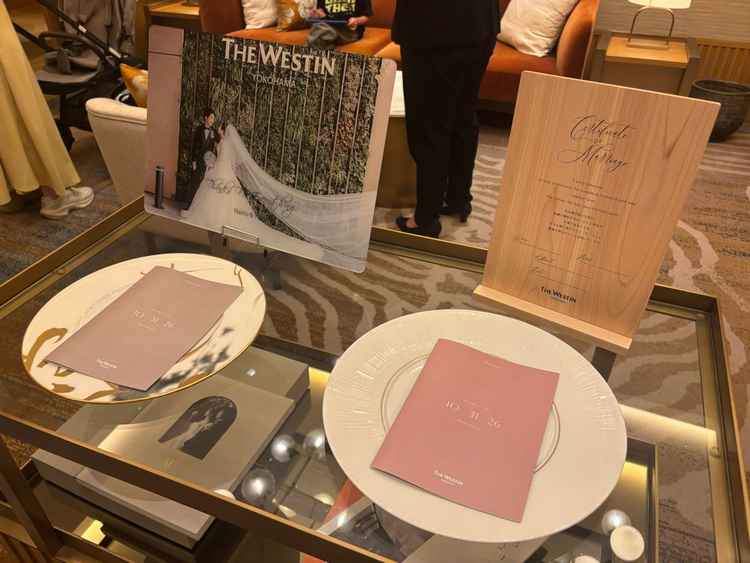実際のテーブルコーディネート。上品なメニュー表やお皿の色使いが洗練されていて、ホテルならではの高級感