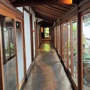 庭に続く昔ながらの長廊下。雰囲気がとても良い。