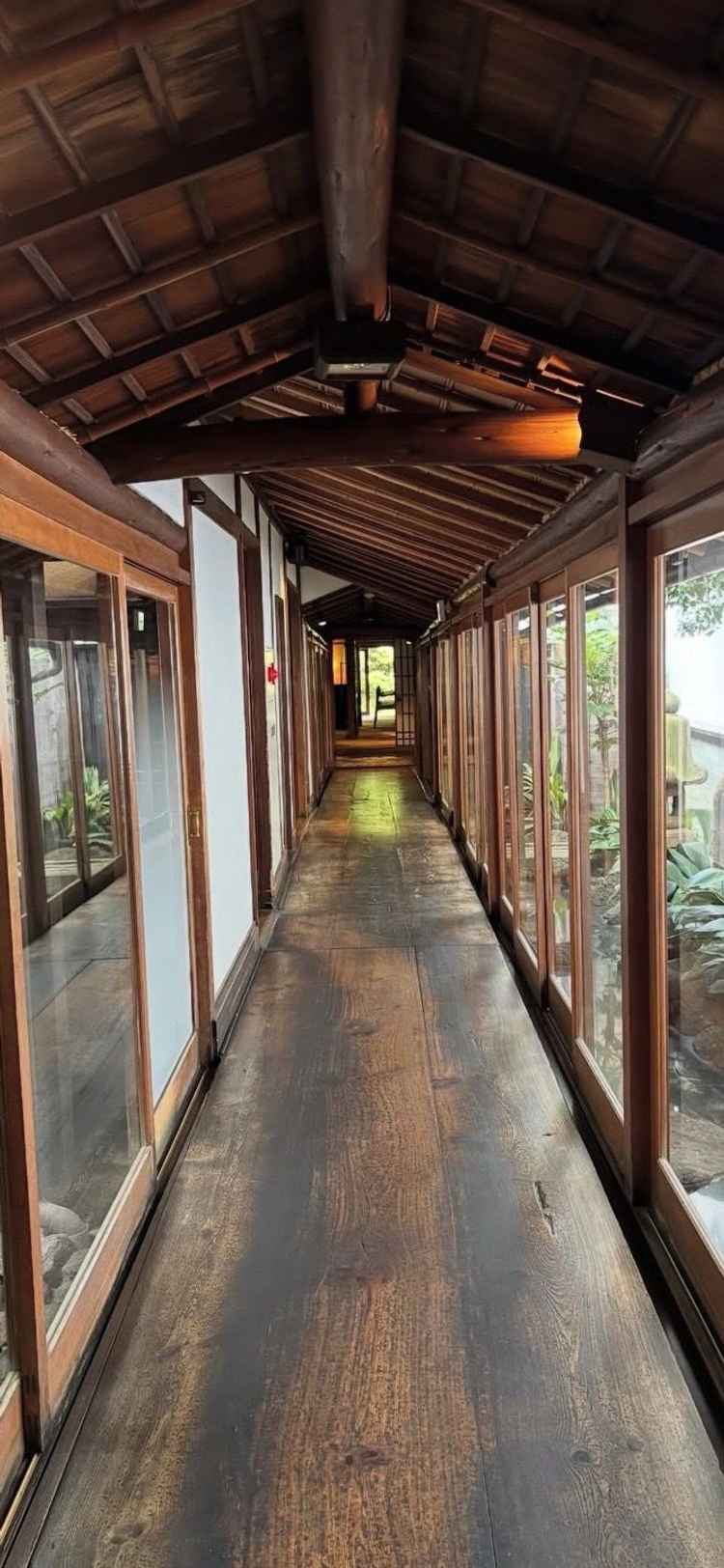 庭に続く昔ながらの長廊下。雰囲気がとても良い。