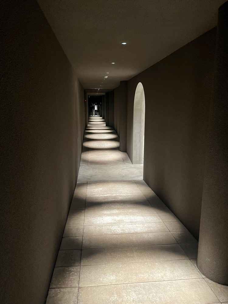 挙式会場に続く通路。鏡張りで道がずっと続いてるように見える。光と影があり、私たちの人生を表している