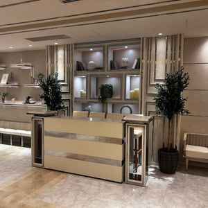 挙式前にゲストが過ごす控え室。中央に受付があります。スライドショーを流せるスクリーンもありました。