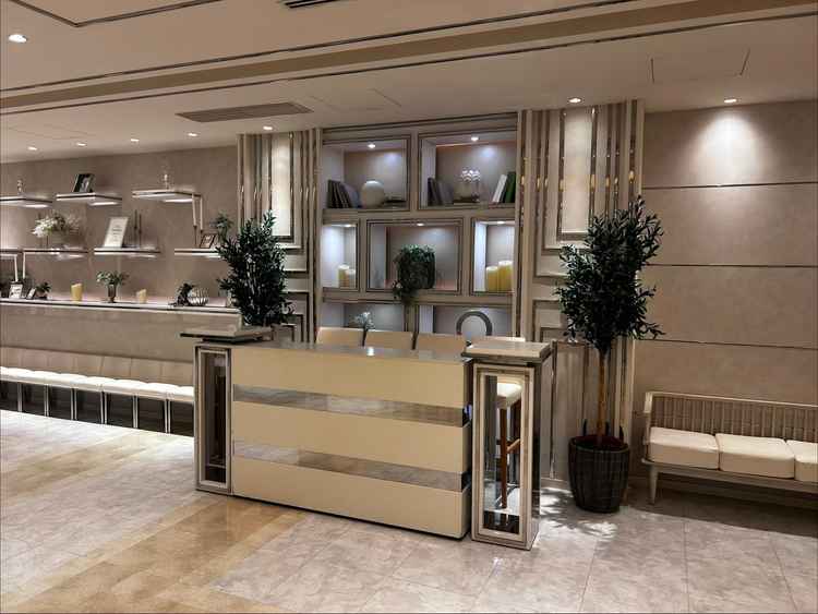 挙式前にゲストが過ごす控え室。中央に受付があります。スライドショーを流せるスクリーンもありました。