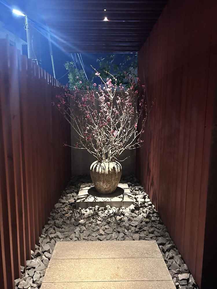 入口の石畳を進むと見えてくる存在感のある季節の植栽。