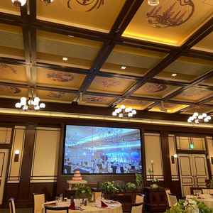 和のテイストも感じられる披露宴会場。