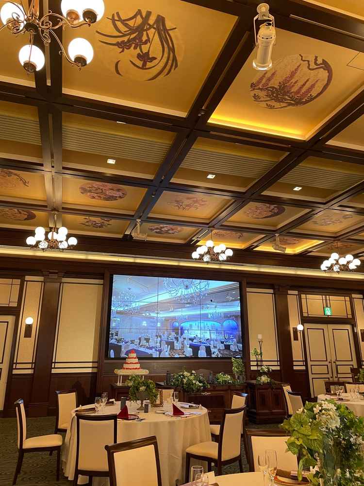 和のテイストも感じられる披露宴会場。