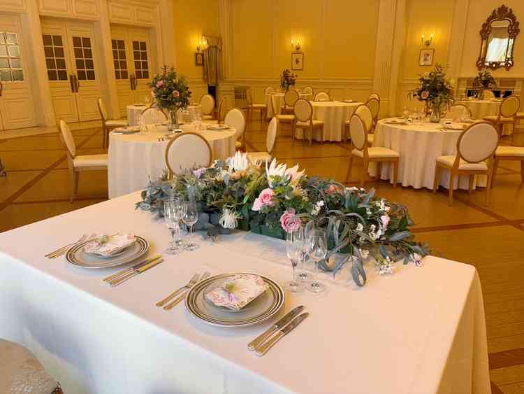 白や茶色、緑など可愛らしい印象の披露宴会場。