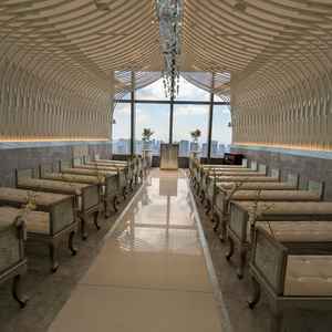 比較的コンパクトで白基調のキラキラしたチャペル