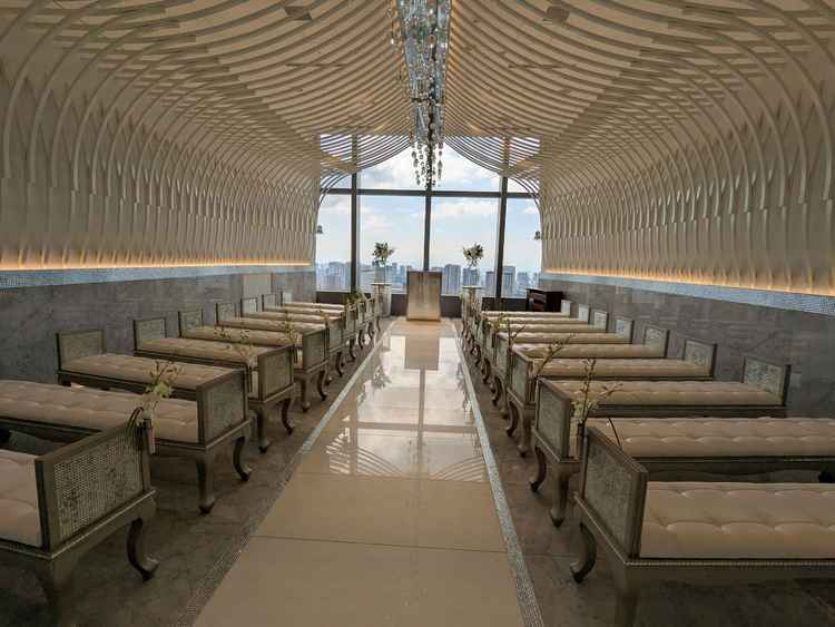 比較的コンパクトで白基調のキラキラしたチャペル