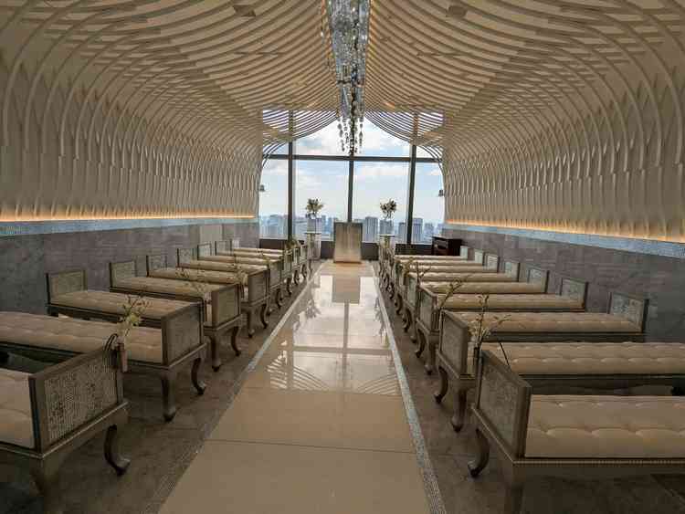 比較的コンパクトで白基調のキラキラしたチャペル