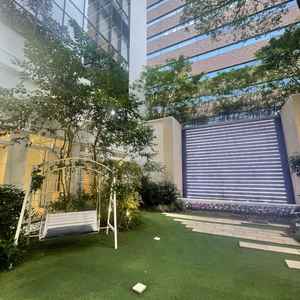 テラスです。正面には水が流れており、リラックスできます。