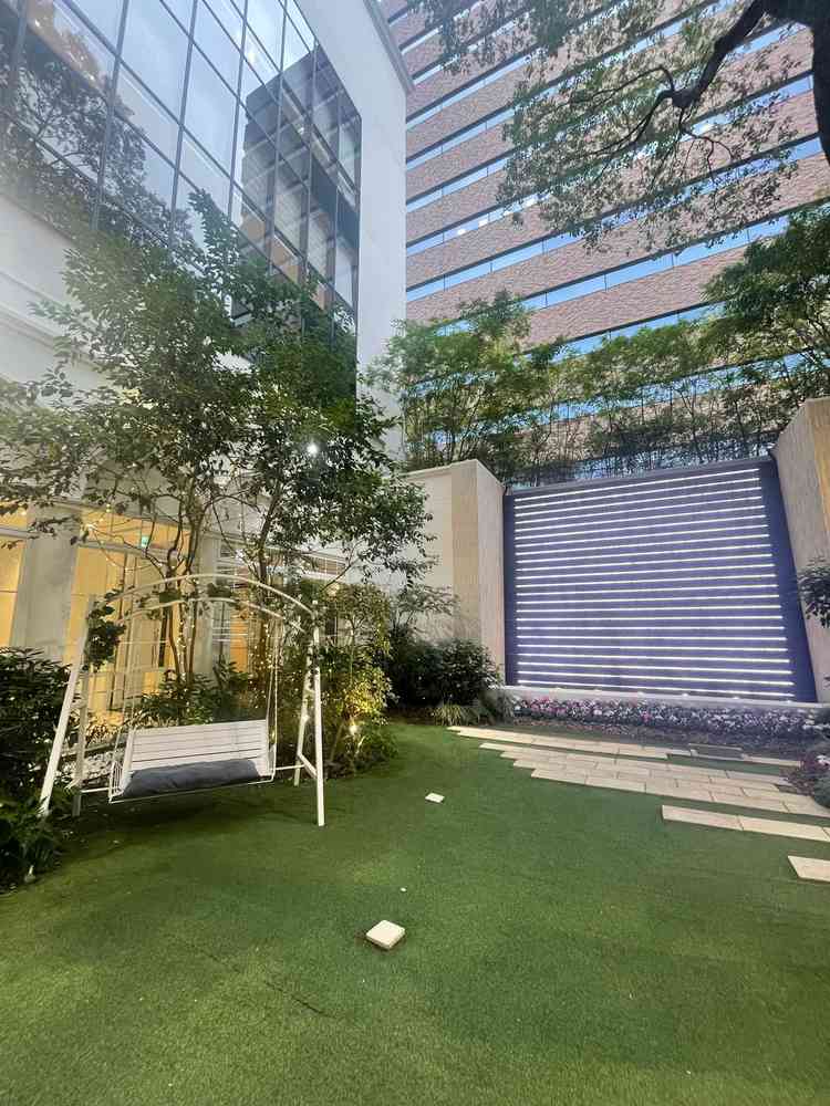 テラスです。正面には水が流れており、リラックスできます。