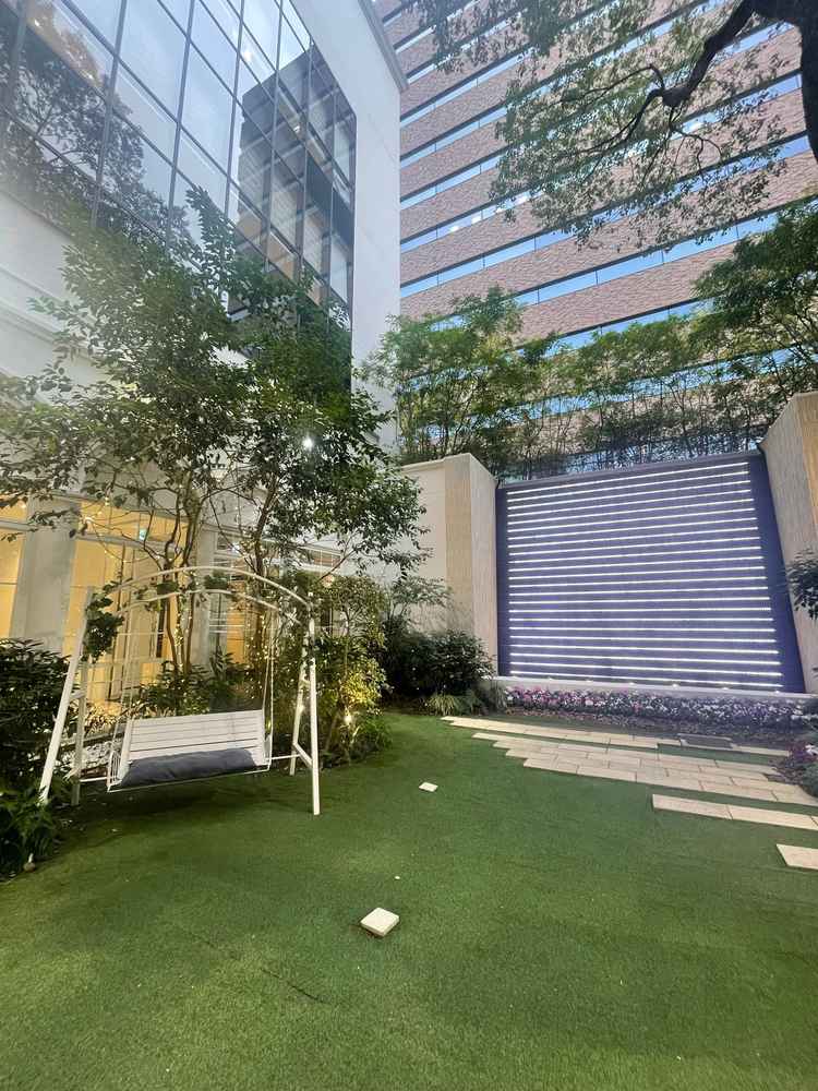 テラスです。正面には水が流れており、リラックスできます。