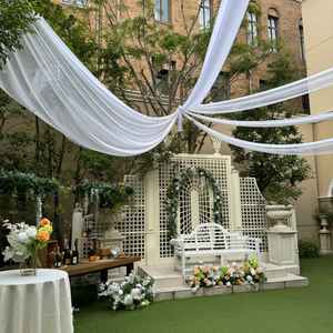 ガーデンは四方を囲まれているため、周囲は気にならないが人工芝であることや装飾が雑多なことが気になる。