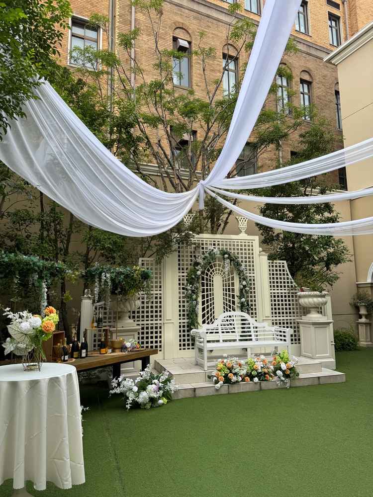 ガーデンは四方を囲まれているため、周囲は気にならないが人工芝であることや装飾が雑多なことが気になる。