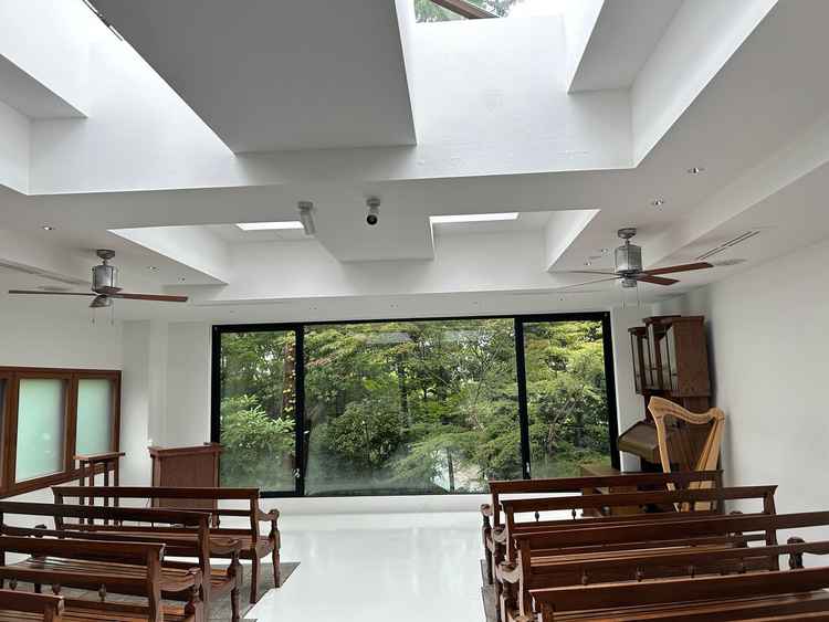 チャペルにて、窓から見られる自然の風景が綺麗でした。