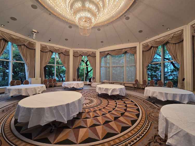 披露宴会場ダイヤモンドルーム。円形でどの方向からも外の光が差し込んで美しい。