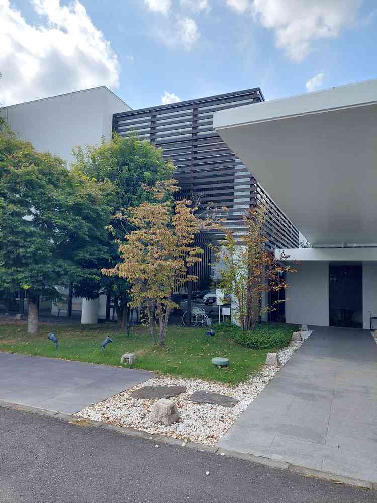 緑と白がステキなエントランス